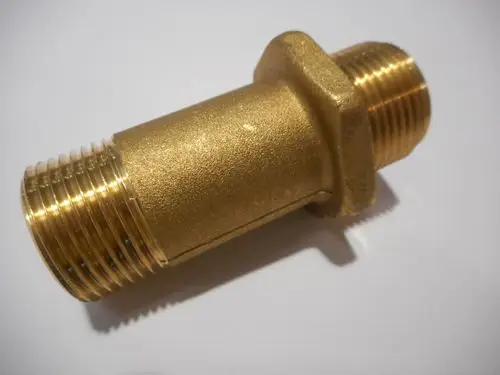 Vergoldetes Anschlussstück aus Messing mit Gewinde, geeignet für flexible Verbindungen. Produkt von Remeha, dient in Heizungs- und Installationssystemen.